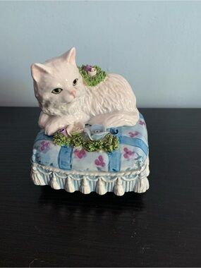 Lovely Cat Music Box. Plays ‘Memories’ from Cats